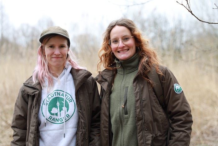 Die Stadtnatur-Rangerinnen Caroline Thiem und Friederike Richter