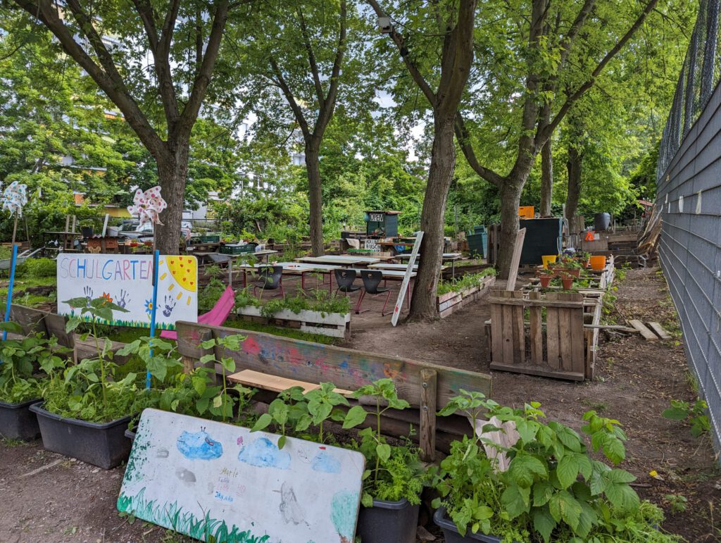 Der Schulgartenwettbewerb 2026 in Marzahn-Hellersdorf Foto eines Schulgartens, der sich im Bezirk Marzahn-Hellersdorf befindet.
