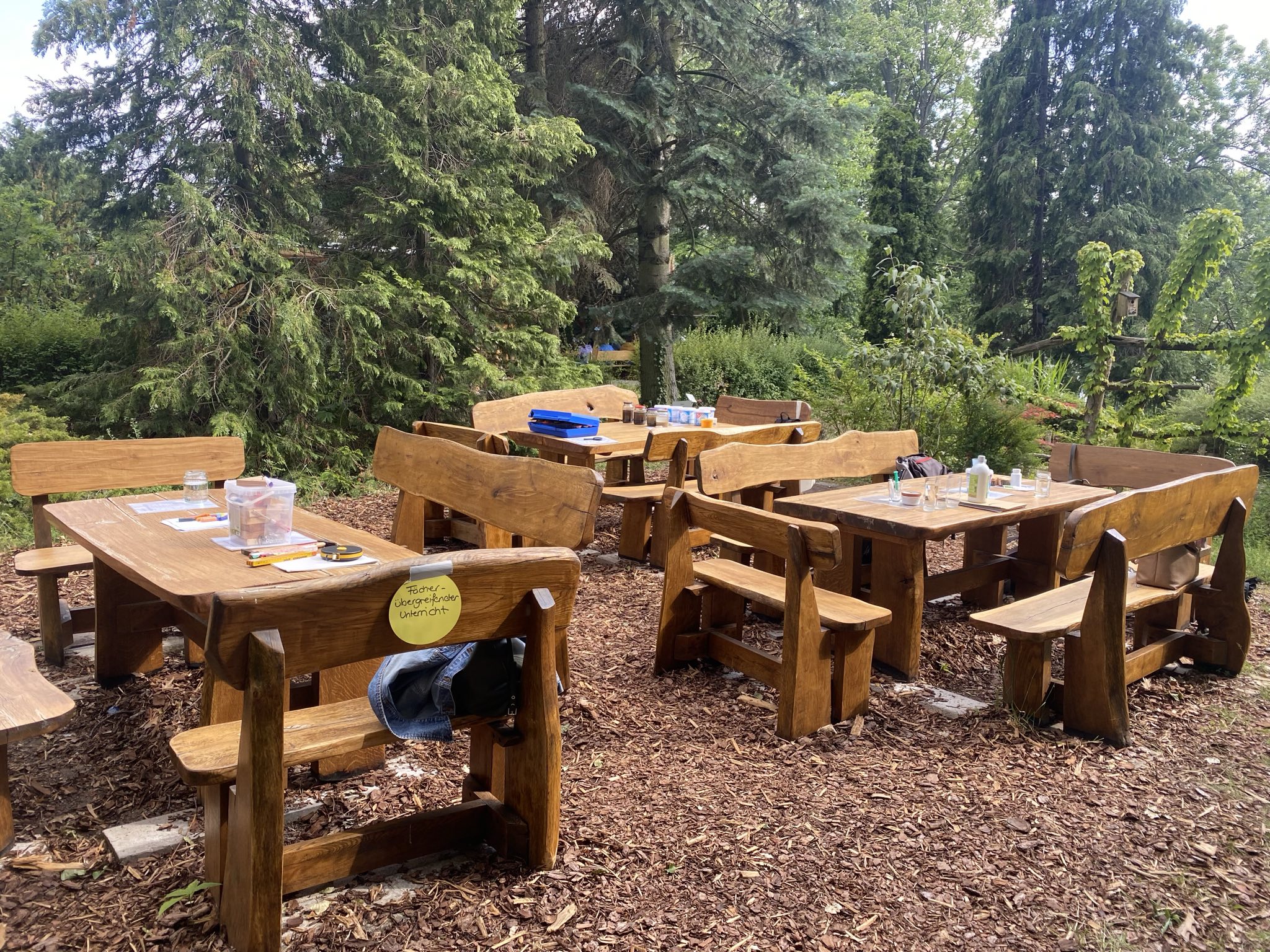 Foto, auf dem Holzbänke und -tische zu sehen sind, die in der Gartenarbeitsschule in Treptow-Köpenick stehen.